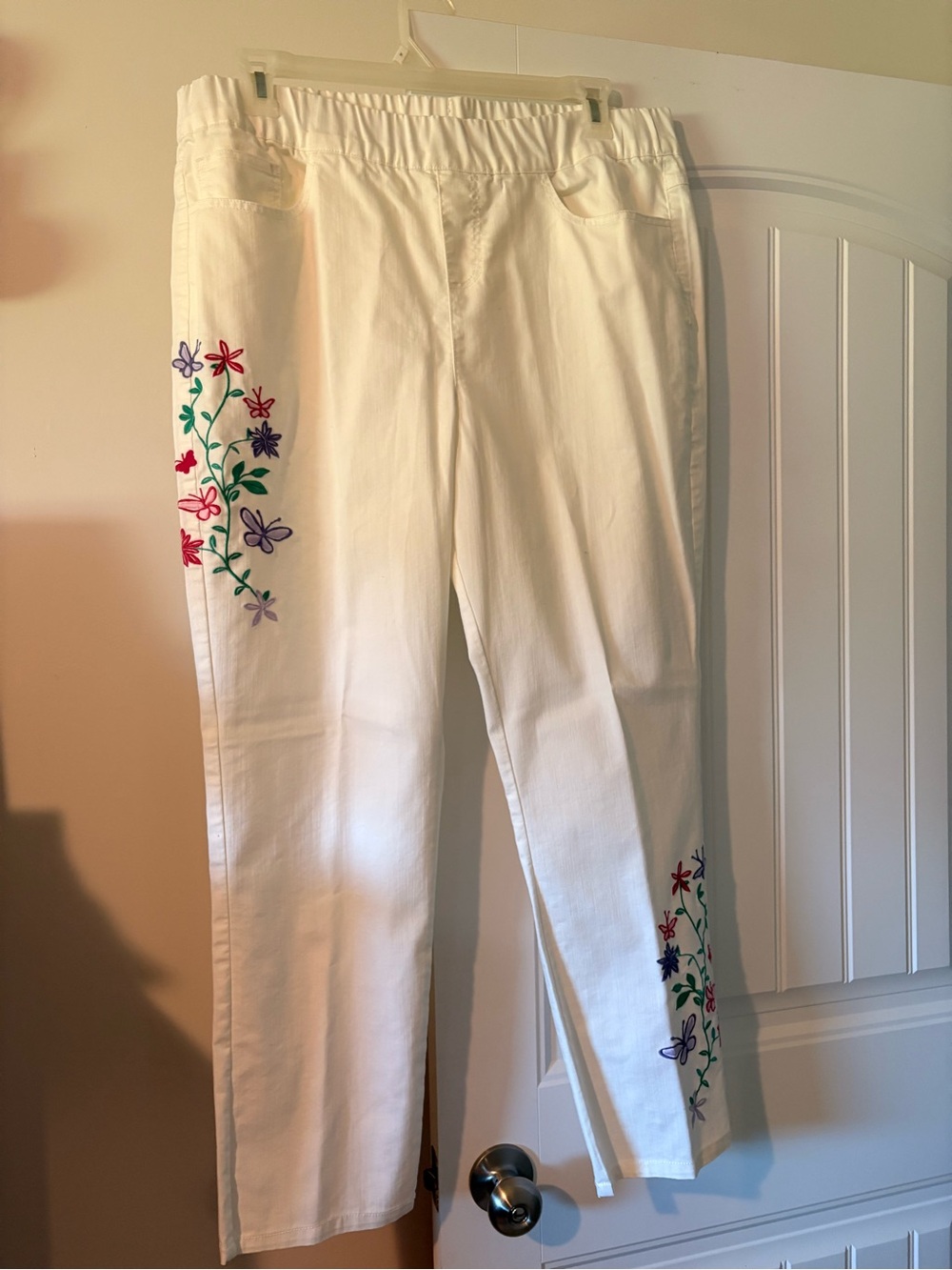 White Straight-Leg Women’s Jeans with Multicolor Floral Embroidery